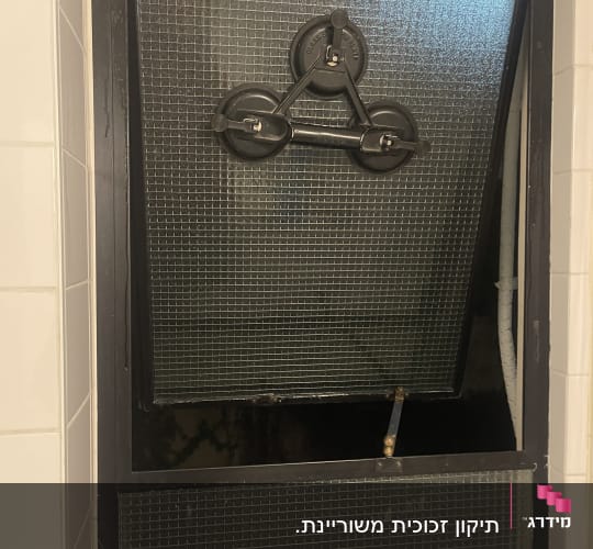 החלפת זכוכית בחלון בעזרת ידית ואקום מקצועית